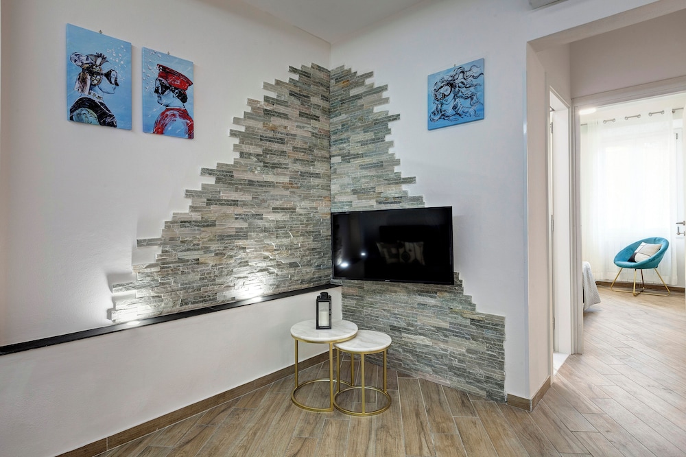 Barnaba Apartment by Mamo Florence