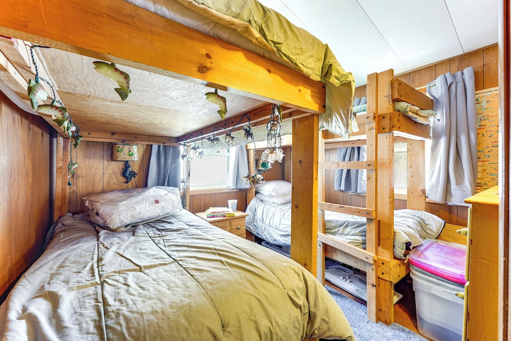 Hike, Ski & Unwind: Cabin w/ Deck in Chester!