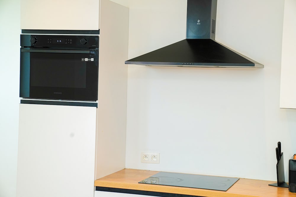 Cozy 1BR With Living Room Near City