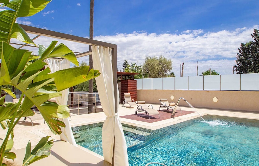 Villa With Salt Water Pool
