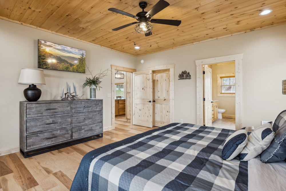 Robeson Hood Lodge 4 Bedroom Home