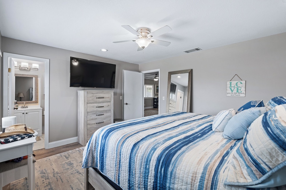 4BR Beach House Spacious Steps From Sand