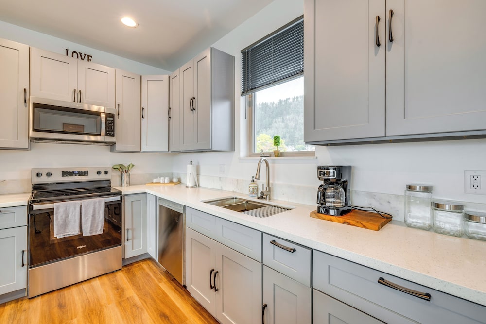Walk to Marina: Tillamook Bay Apt w/ Water Views!