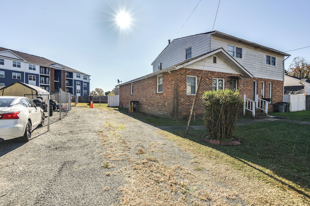 1 Mi to Dtwn: Remote Work-friendly Apt in Hampton!
