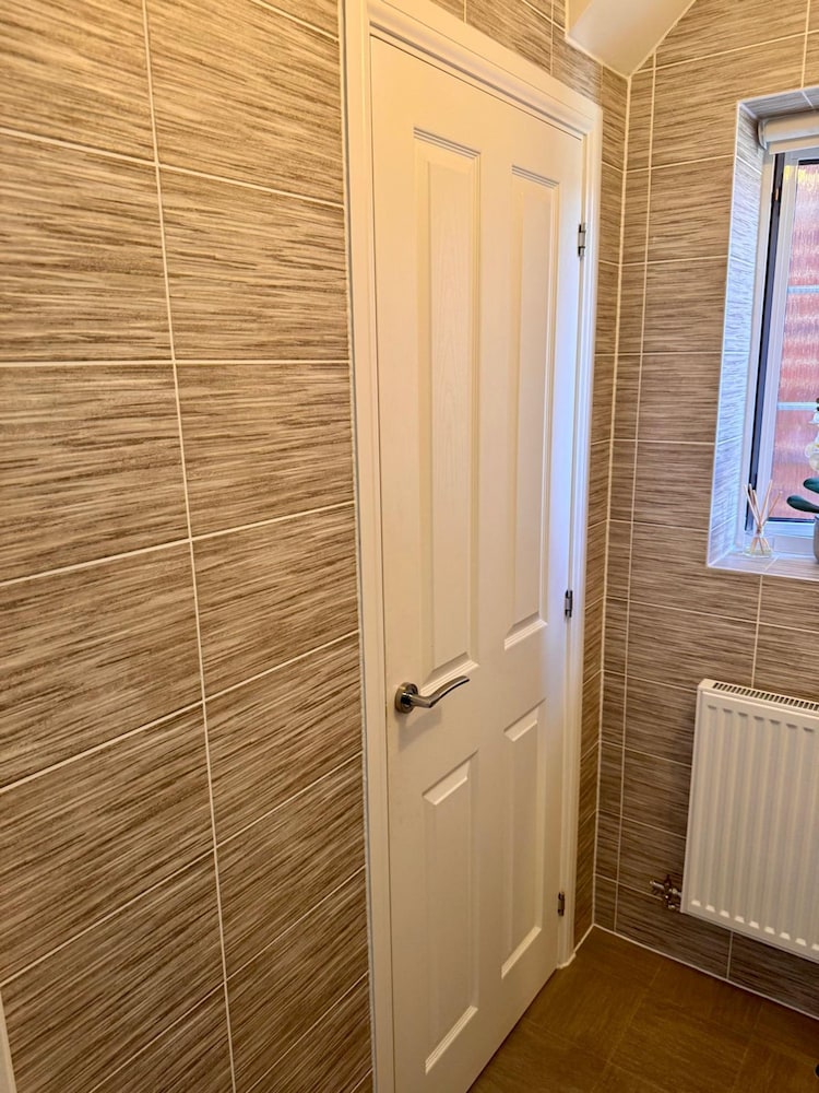 Luxurious Majestic 4 Bedroom- Free Parking