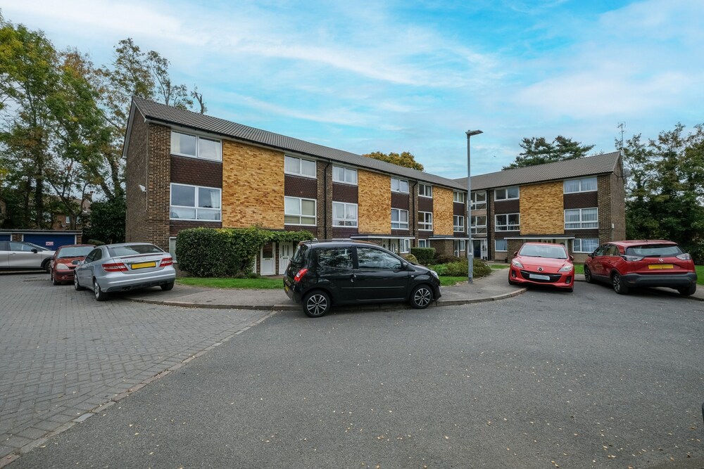 Modern 2 Bedroom Apt in Broadlands Court