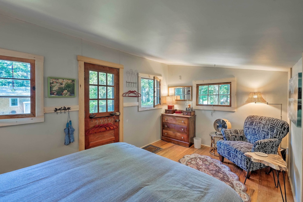 Cozy Lakefront Madison Cabin w/ Dock & Kayaks