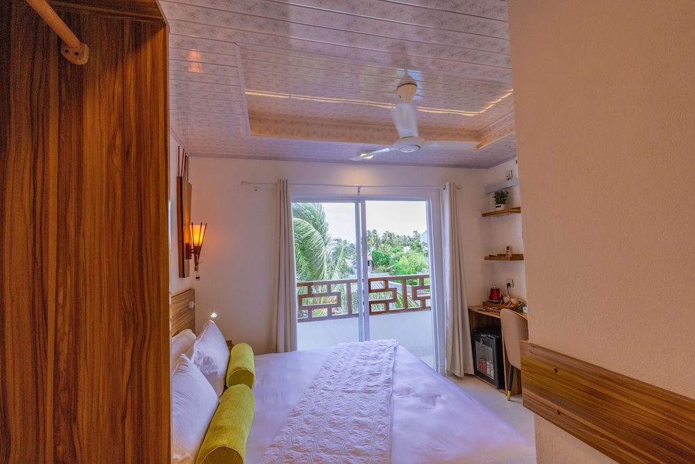 Batuta Maldives Surf View 1