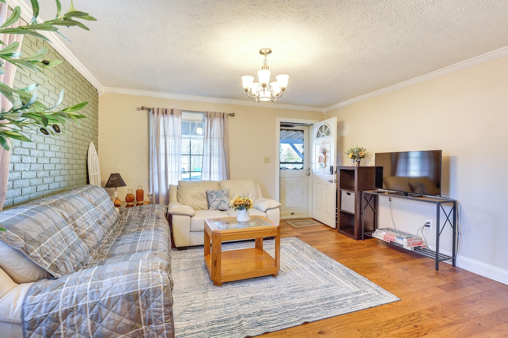 Quiet Home Base in the Heart of Boardman!