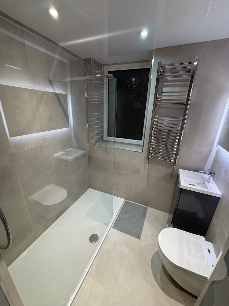 Shawforth - 2 Beds - Sleeps 4 - Street Parking