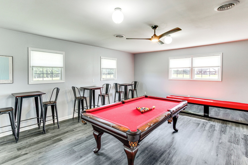 Group-friendly Home w/ Game Room in Albany!
