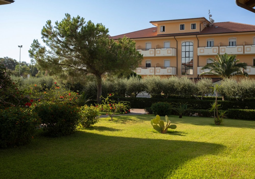 Madama club village