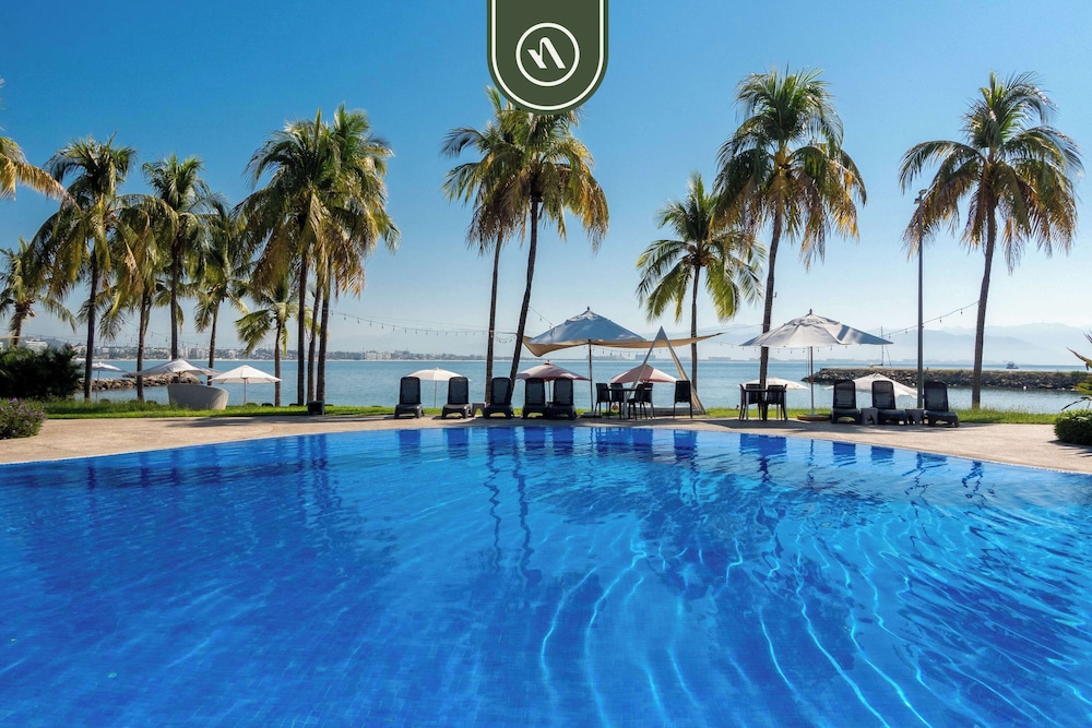 Oceanfront 3BR Condo With Beach Club - Pool