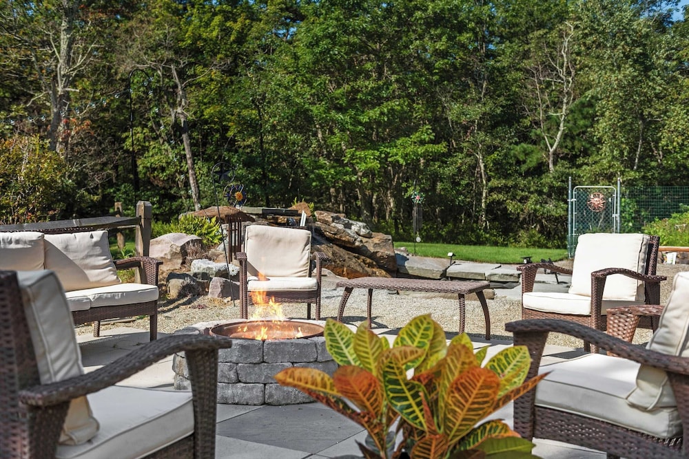 Bigwood Cabin Retreat Hot Tub, Game Room, Firepit Lounge & Private Yard