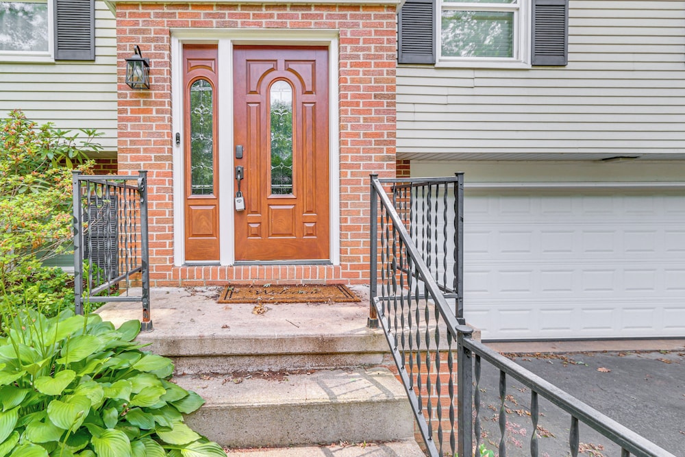 4 Mi to Penn State: Suburban Happy Valley Home