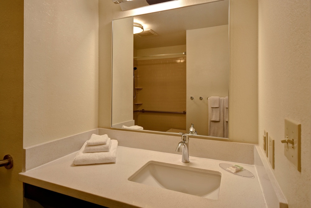 Candlewood Suites St. Clairsville by IHG