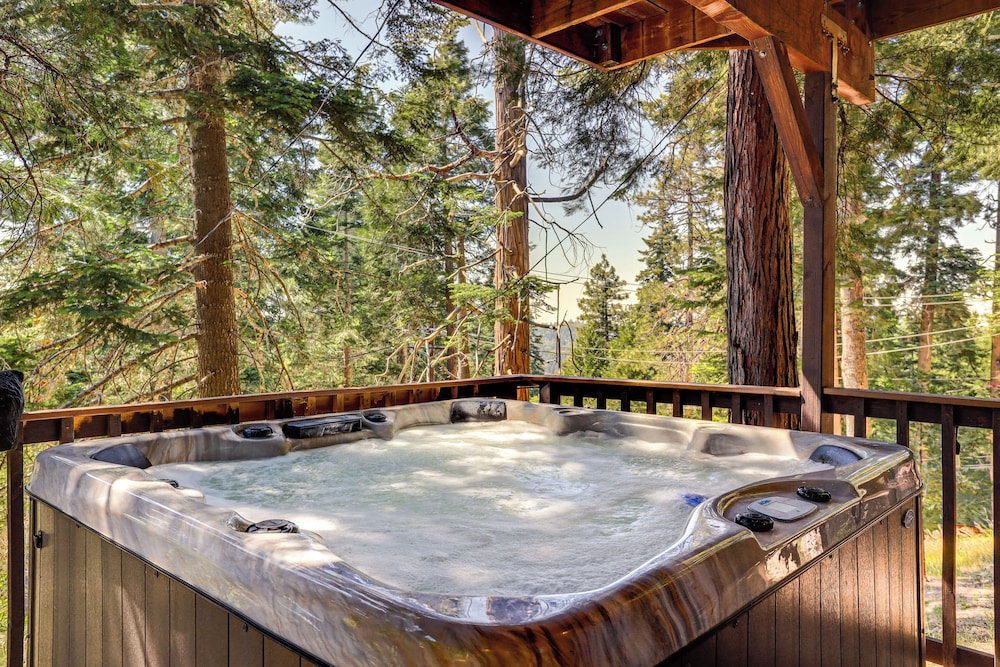 3 Mi to Lake Arrowhead Village: Dog-friendly Cabin
