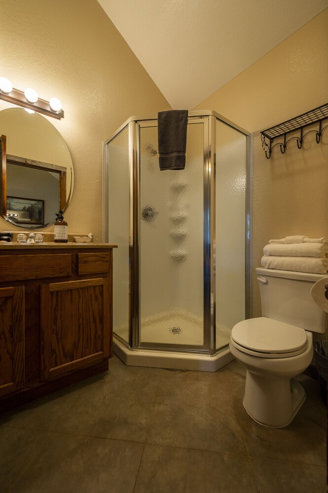 Waco Vacations - Pet Friendly Cabin 4 - 15 Minutes From Magnolia and Baylor - Property Image 6