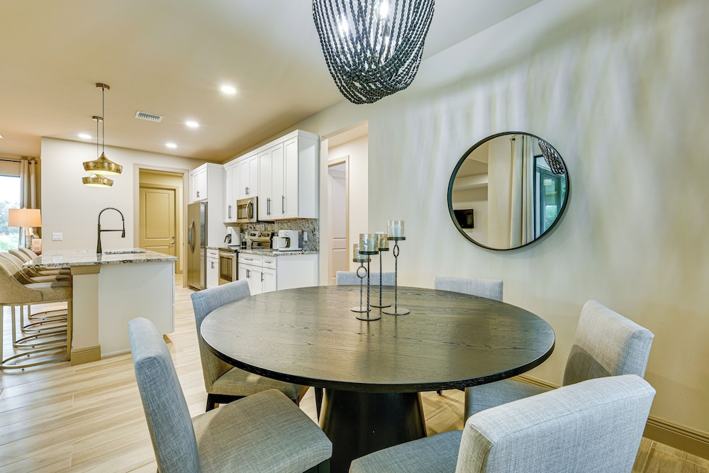 Outdoor Oasis: Spacious Family Home in Cape Coral!