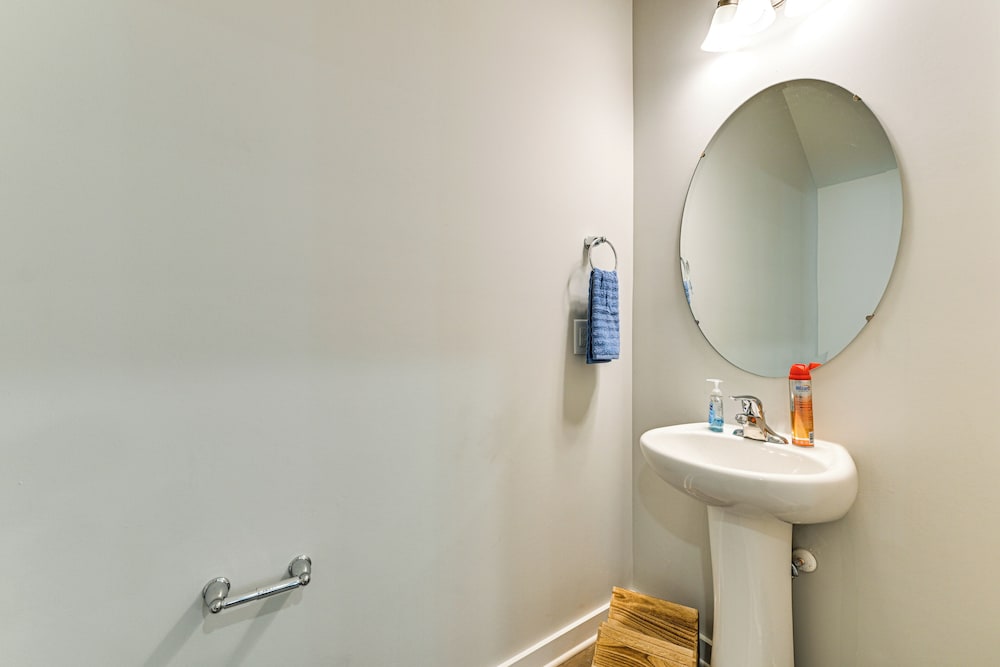 Modern Townhome w/ Yard: 5 Mi to Dtwn Charlotte