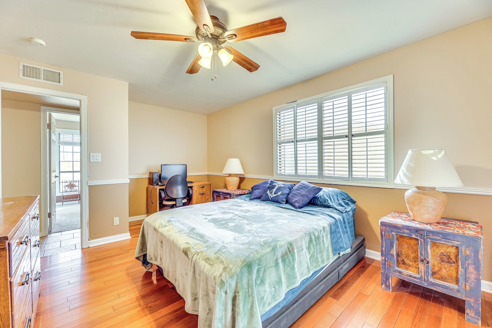 Near Golfing & Green Spaces: Florence Family Home!