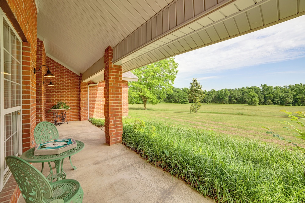 Tranquil Family Retreat: 4 Mi to Dtwn Winnsboro!