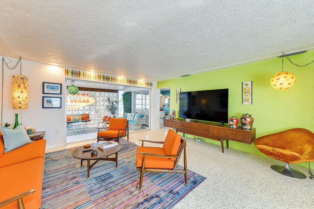 Lanai & Pet Friendly! Retro-chic Sarasota Home!