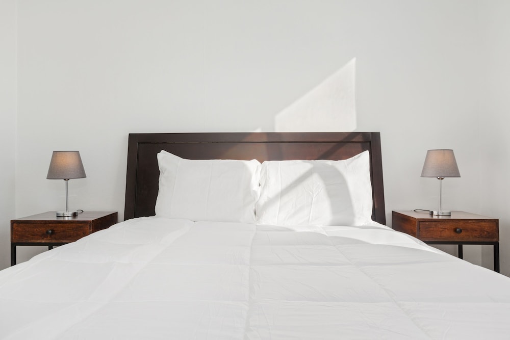 Otium Stay Steps From the Beach City Views Pet Friendly