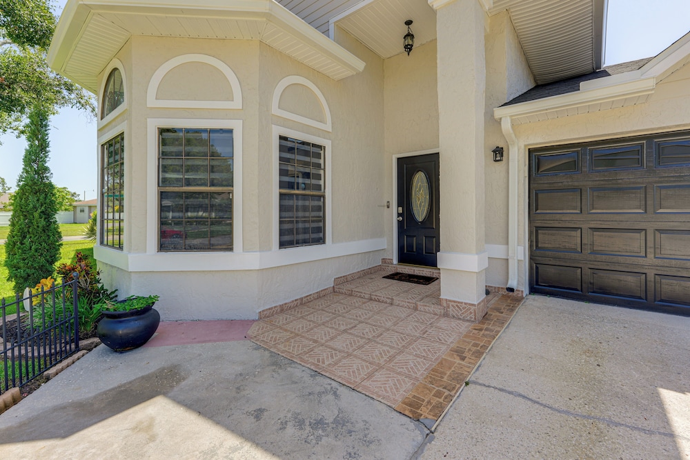 Hot Tub & Movie Theater: Family Oasis in Kissimmee