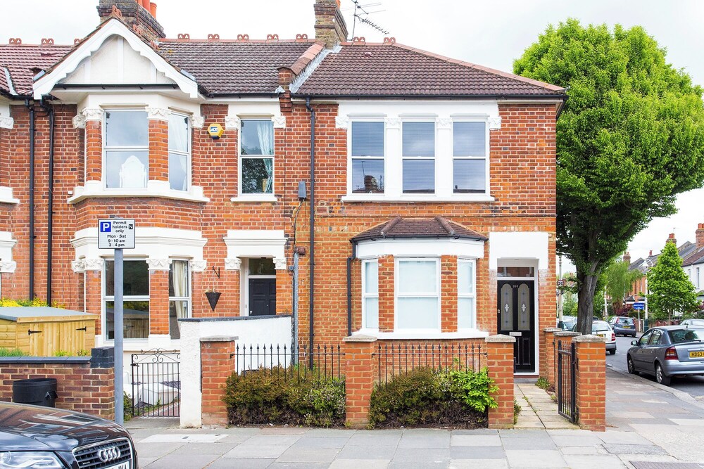 JOIVY 2-bed flat in West London