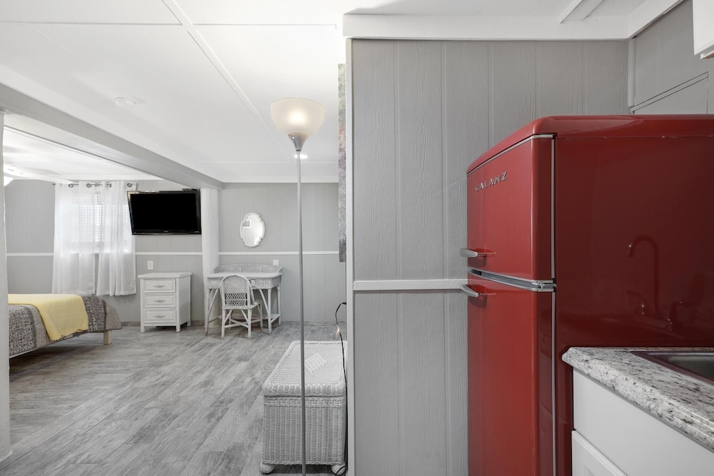West Beach  3 Bedroom Cottage by RedAwning