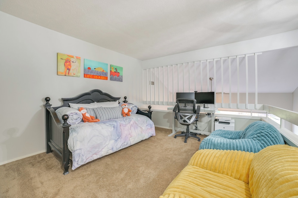 1 Mi to Nubs Nob Ski Resort: Harbor Springs Condo