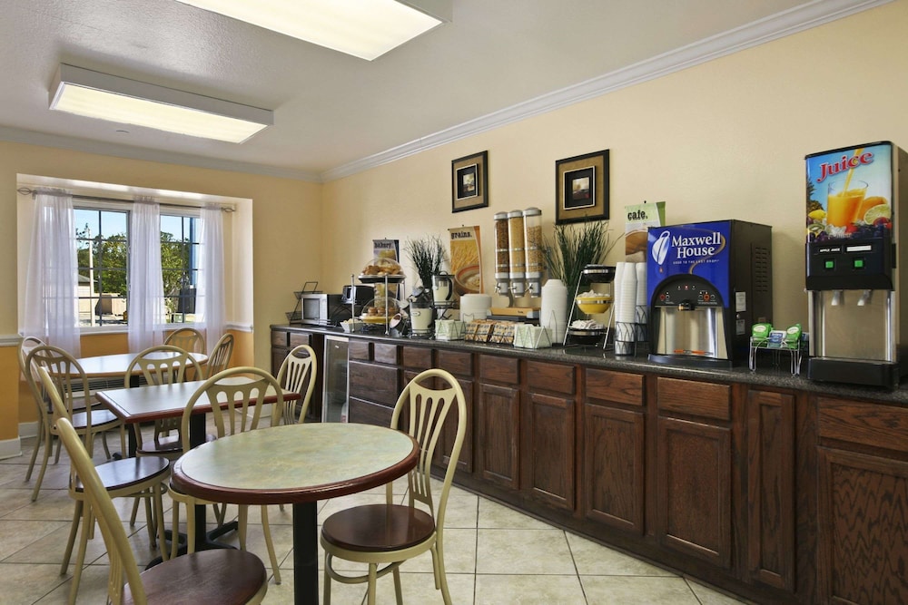 Microtel Inn & Suites by Wyndham Baton Rouge view 3