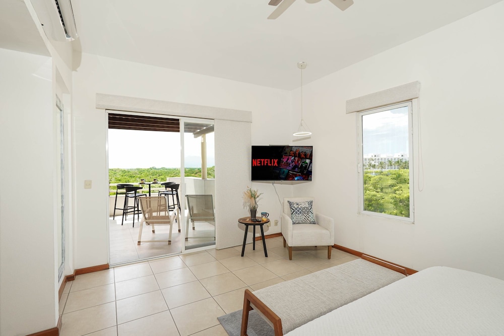 Sleeps 10 Views Beach 1 Block