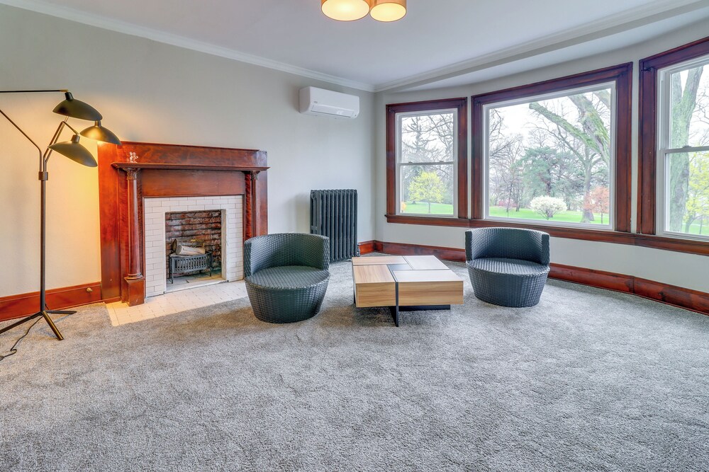 4 Mi to Downtown Toledo: Walkable Riverside Apt