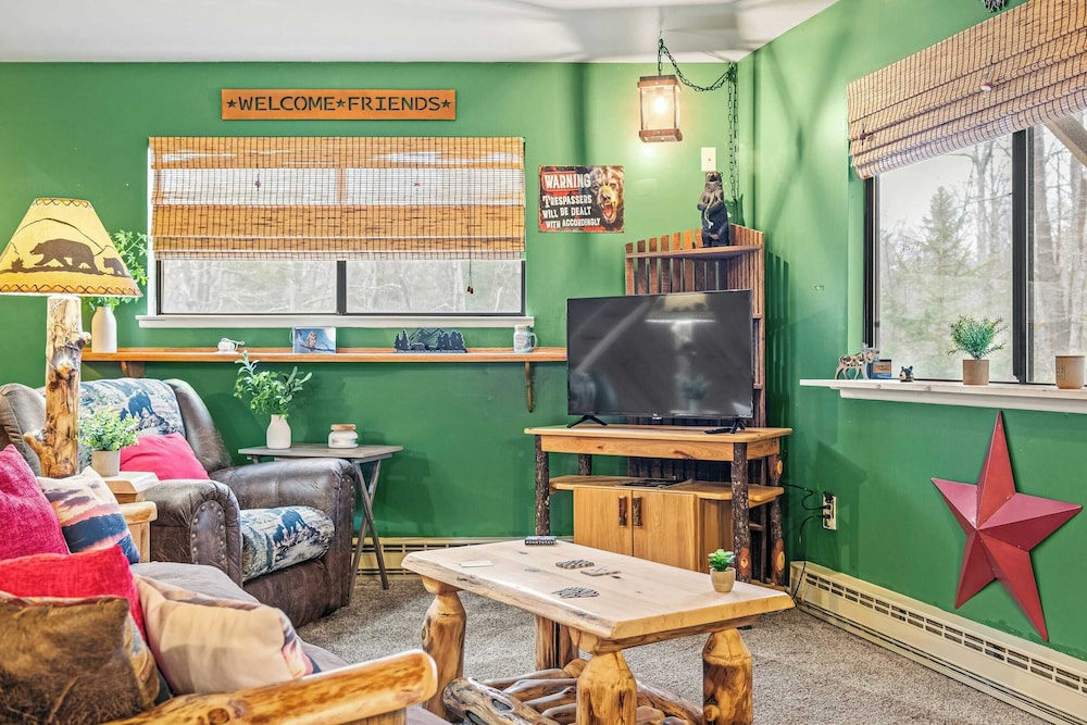 Atlas Point Lodge Sauna, Fireplaces, Kayaks, Lakes + Pet-friendly Yard
