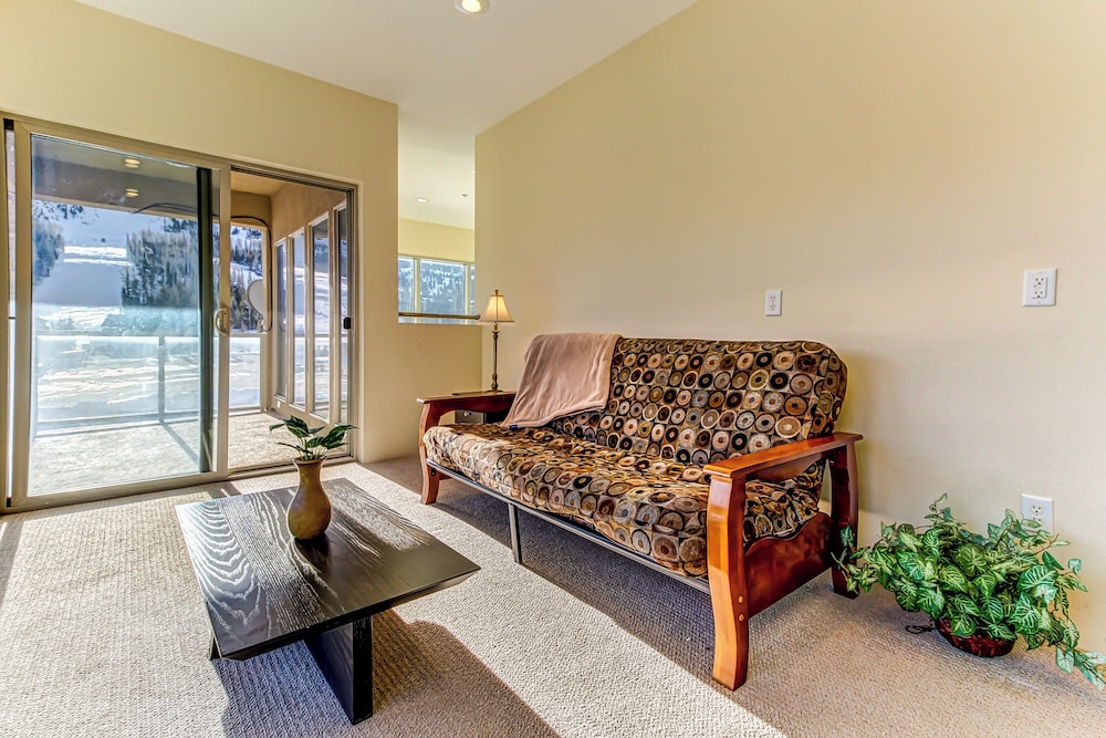Modern 1BR Mountain View Balcony Steps to Lift