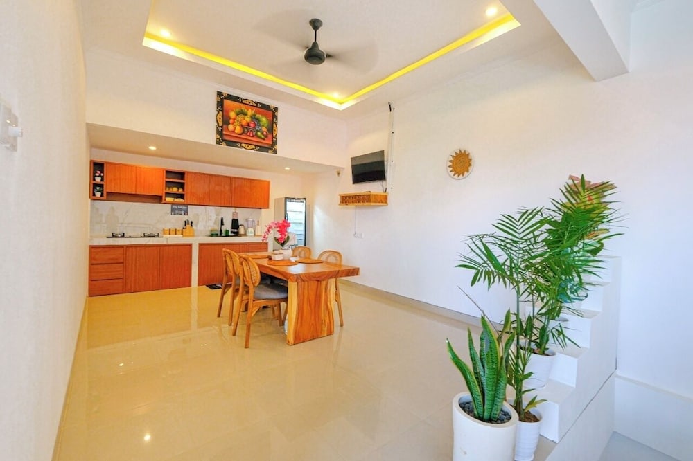 Crystal Flow Guest House & Apartment Canggu