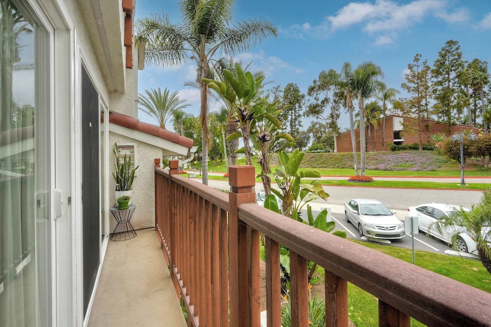 La Costa Comfort - Resort-style Living for 2