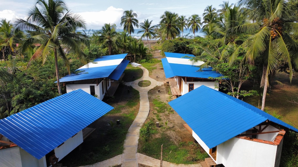 Pacific Waves Hostel & Surf