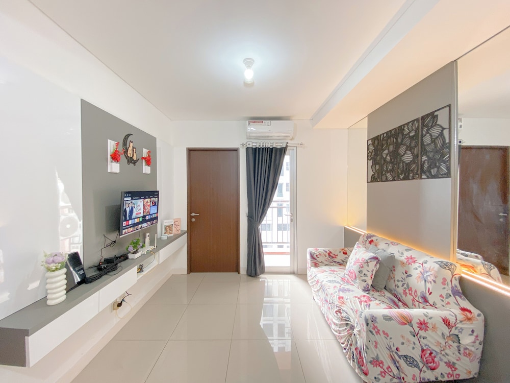 Cozy Neutral 2Br Apartment At Transpark Juanda Bekasi Timur