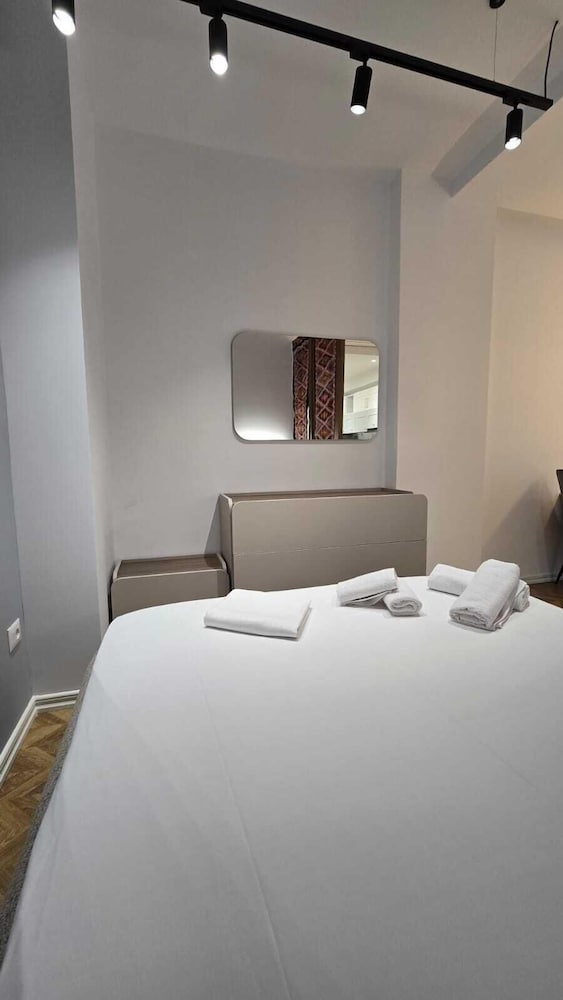 Tirent Apartment-Modern 1-Bedroom Stay Near Liqeni i Thatë
