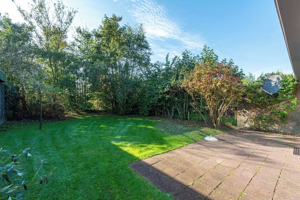Bungalow in Sint Maartenszee Near Beach
