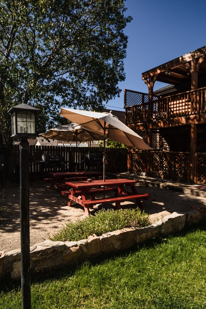 Embers Lodge and Cabins