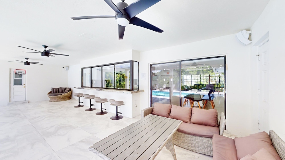 Villa Shapira 6BR Luxurious Designer Home With Heated Pool