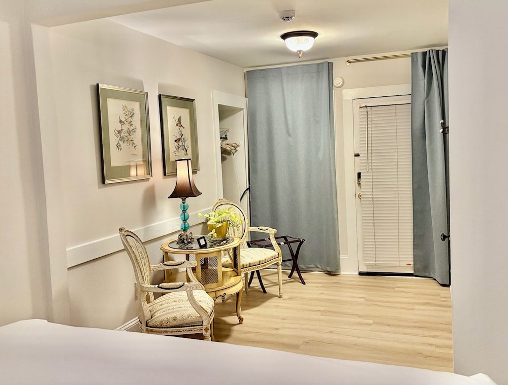Chesnut Cottage Inn