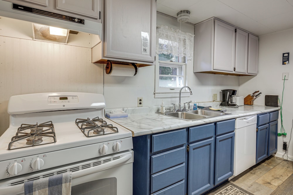 Year-round Chain of Lakes Retreat! Northwoods Home