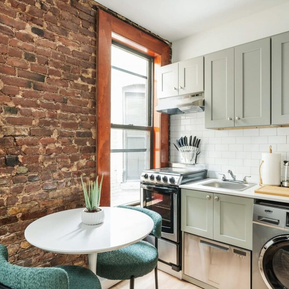 153-5a Charming 2BR LES W D