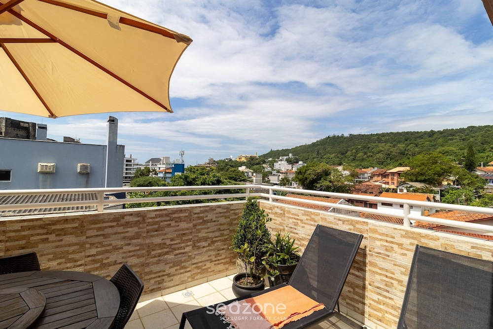Penthouse W/terrace 5 min From the Beach Cos302