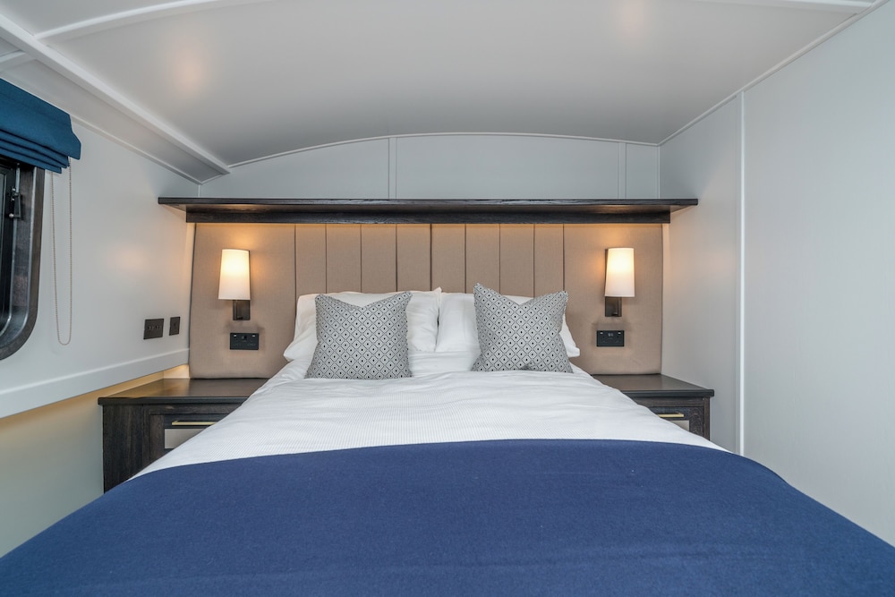 Elegant houseboat near Canary Wharf